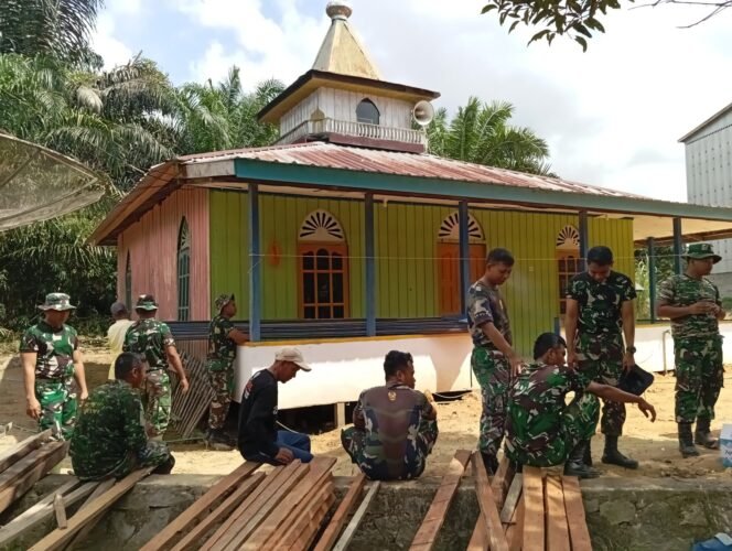 
					Satgas TMMD Kodim 1017/Lmd Tunjukkan Kebersamaan dengan Warga di Sela-sela Perehaban Rumah Ibadah