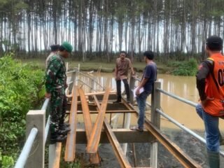Babinsa Koramil 408-04/KS Pantau Kondisi Jembatan Roboh Akibat Tergerus Air Sungai