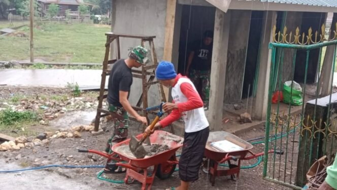 
					HUJAN BUKAN PENGHALANG, PERSONEL SATGAS TMMD 125 KODIM 1422/MAROS TETAP SEMANGAT BANGUN MCK MASJID