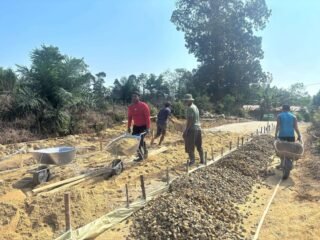 Satgas TMMD Kodim 1202/Singkawang Percepat Pembangunan Rabat Beton Bersama Warga