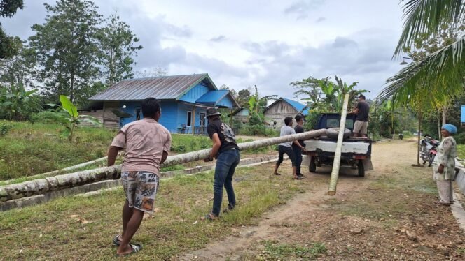 
					Satgas TMMD 125 Kodim Kendari dan Warga Gotong Royong Siapkan Lomba Panjat Pinang HUT RI Ke-80 di Desa Nekudu