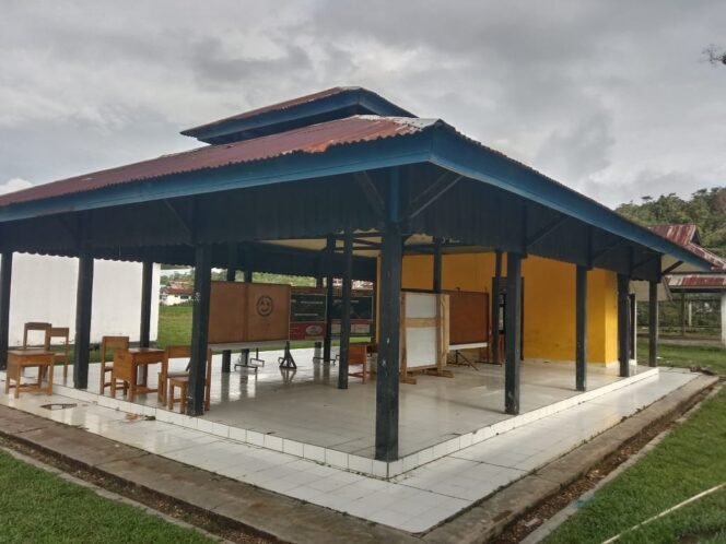 
Satgas TMMD 125 Percantik Balai Desa Awua Jaya Jelang Penutupan