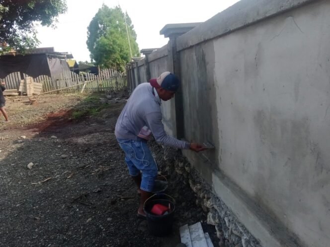 
					Pembangunan Pagar Gereja Talitakum Capai 60 Persen, Satgas TMMD 125 Kodim 1705/Nabire Fokus Tahap Pengacian