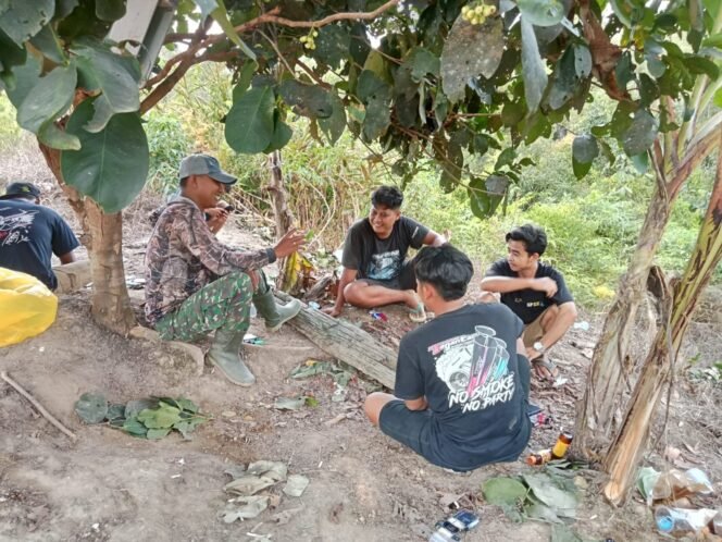 
					Canda Tawa Praka Wahyu dan Warga Cairkan Suasana TMMD ke-125 Kodim 1017/Lamandau