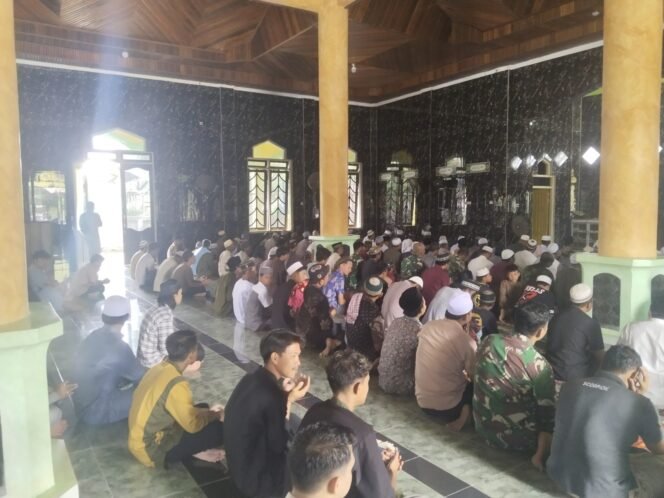 
					Tingkatkan Iman dan Kebersamaan, Satgas TMMD ke-125 Kodim 1017/Lamandau Sholat Jumat Berjamaah di Masjid Miftahul Khir