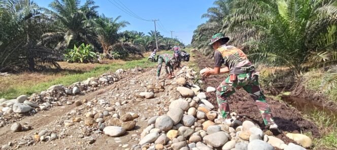 
					Gotong Royong Tak Henti, Jalan Desa Wonosalam Diperbaiki Lewat TMMD Kodim 0428/Mukomuko