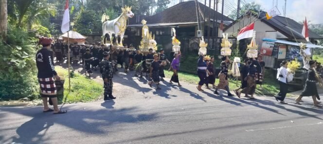 
Babinsa Jehem Amankan Upacara Ngaben Massal di Banjar Dinas Tingkadbatu