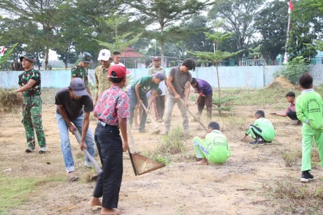 
					Sambut HUT RI ke-80, Satgas TMMD Pasang Patok Bambu Merah Putih di SD 2 Moris Jaya