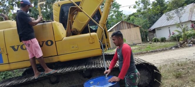 
BBM Menipis, Satgas TMMD 125 Kodim 1417/Kendari Gerak Cepat Isi Bahan Bakar Excavator