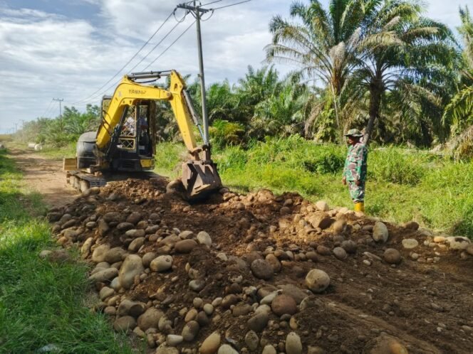 
					TMMD 125 Kodim 0428/Mukomuko Genjot Pengoralan Jalan di Wonosalam