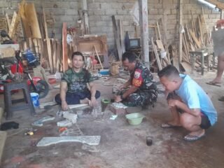 Babinsa Jehem Jalin Keakraban Lewat Komsos di Banjar Dinas Tingkadbatu