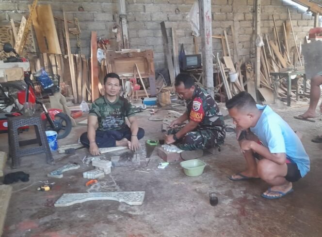 
					Babinsa Jehem Jalin Keakraban Lewat Komsos di Banjar Dinas Tingkadbatu