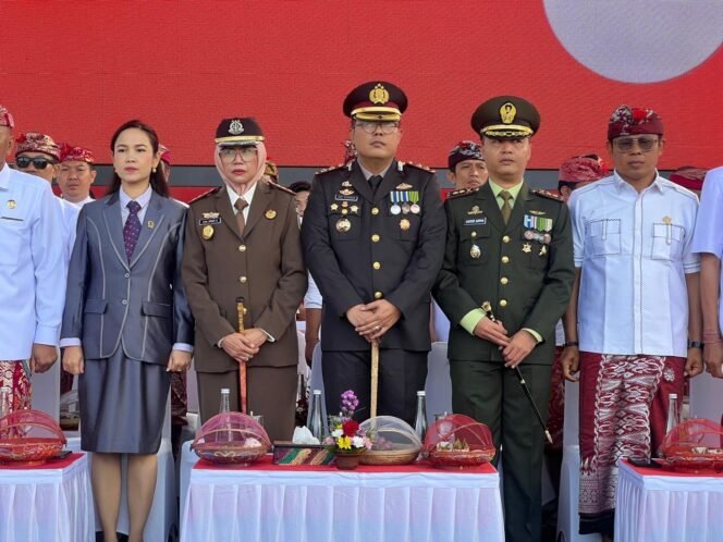 
Semarak HUT RI ke-80, Dandim 1626/Bangli Ikuti Upacara Peringatan di Alun-alun Kota Bangli