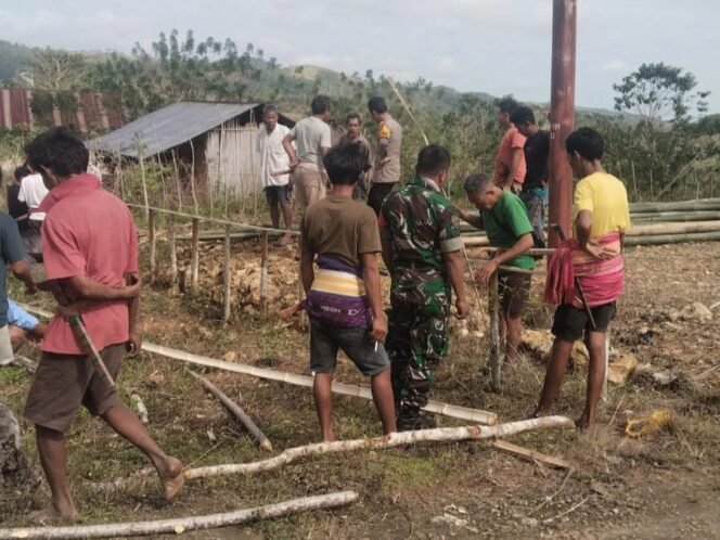 
					Babinsa Koramil 02/Walakaka Gotong Royong Bersama Warga Bangun Pagar Kantor Desa