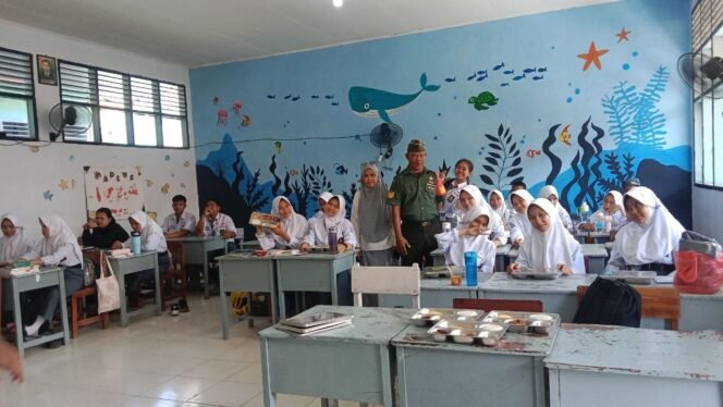 
					Babinsa Kodim 1420 Sidrap Dampingi Distribusi Makan Bergizi Gratis