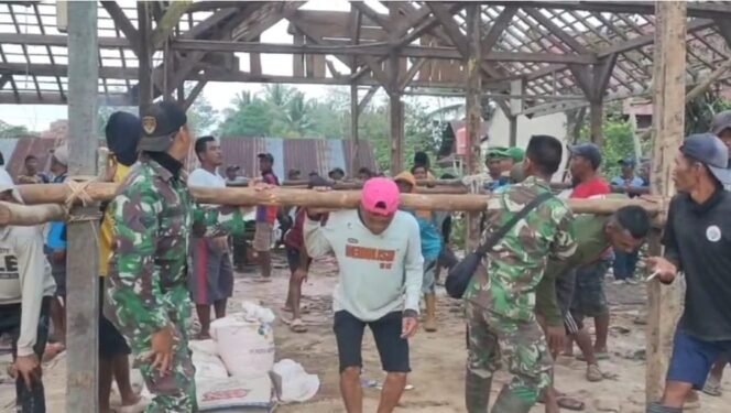 
					Hidupkan Kembali Tradisi, Satgas TMMD 125 Kodim 1417/Kdi Gotong Royong Geser Rumah Warga Desa Nekudu
