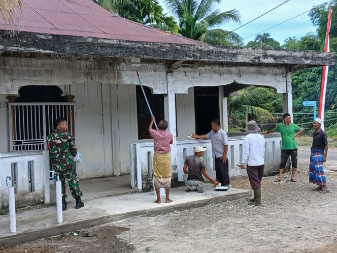 
					Babinsa Labuhan Haji Timur Bantu Masyarakat Cat Masjid, Wujud Kepedulian dan Kebersamaan