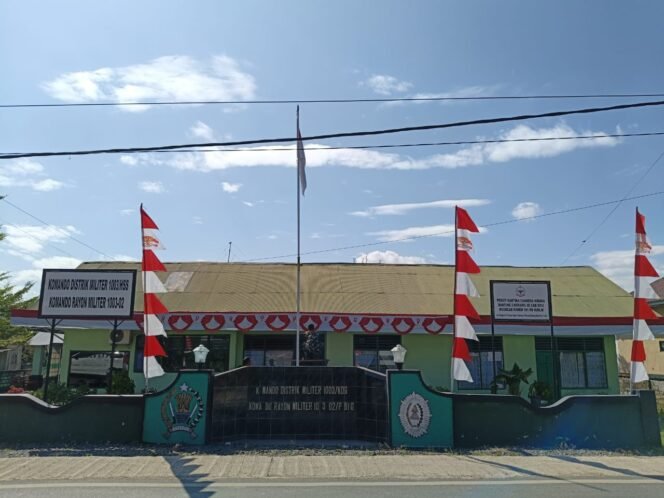 
					Membangun Semangat Nasionalisme, Kodim 1003/HSS Pasang Bendera Merah Putih Menyambut HUT RI Ke 80
