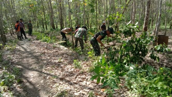 
Mendukung Ketahanan Pangan: Koramil 1001-06/Amuntai Utara dan Warga Desa Murung Karangan Gelar Gotong Royong