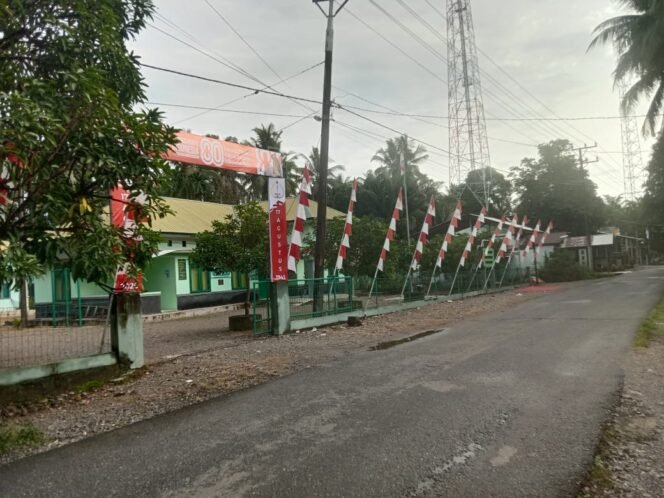 
					Kodim 0105/Abar Ajak Masyarakat Pasang Bendera Merah Putih dalam Rangka HUT ke-80 RI