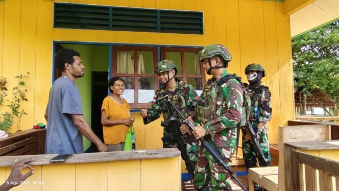 
Personel Satgas Yonif 614/RJP Pos Dabra Berikan Penyuluhan Kamtibmas kepada Masyarakat Desa Dabra