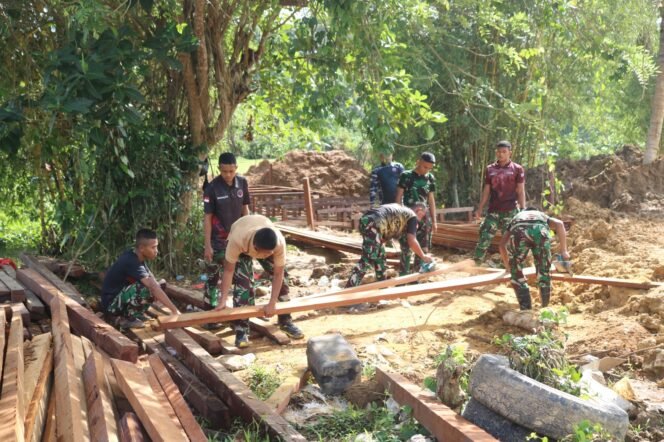 
					Sinergi TNI-Warga Sukseskan Pemasangan Gelagar Jembatan TMMD di Kutai Timur