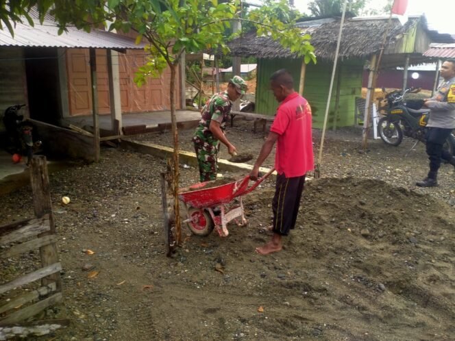 
					Sertu Ruswandi melaksanakan kegiatan karya bakti membantu warga binaan