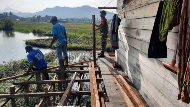 
					Babinsa Jaya Turut Serta dalam Pembangunan Rumah Warga, Perkuat Kemanunggalan TNI-Rakyat