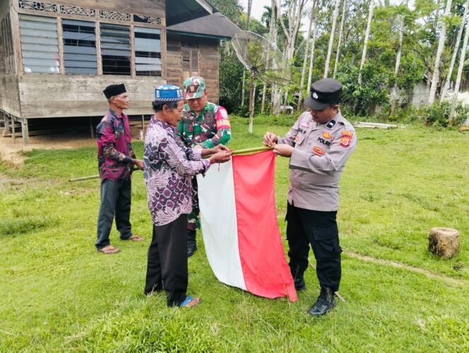 
Babinsa dan Bhabinkamtibmas Sosialisasikan Warga untuk Mengibarkan Bendera Merah Putih