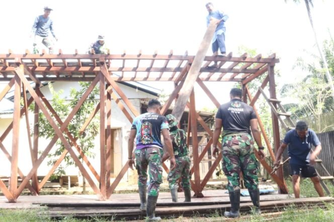 
					Kerja Keras Satgas TMMD 125 Kodim 0909/Kutai Timur: Lantai Konstruksi Tandon Air Bersih Suka Rahmat Terpasang