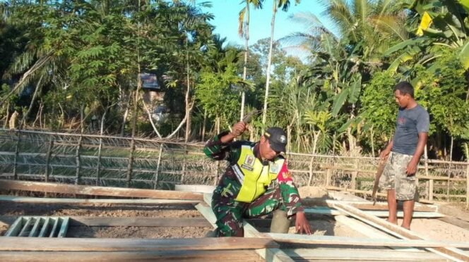 
					Atasi Kesulitan Warganya, Babinsa Koramil 02/Woyla Bantu Potong Kayu Untuk Tiang Rumah Warga Binaannya