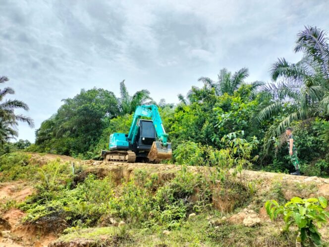 
Ekskavator Satgas TMMD Ke-125: Simbol Kemajuan, Membelah Bumi Demi Akses Warga