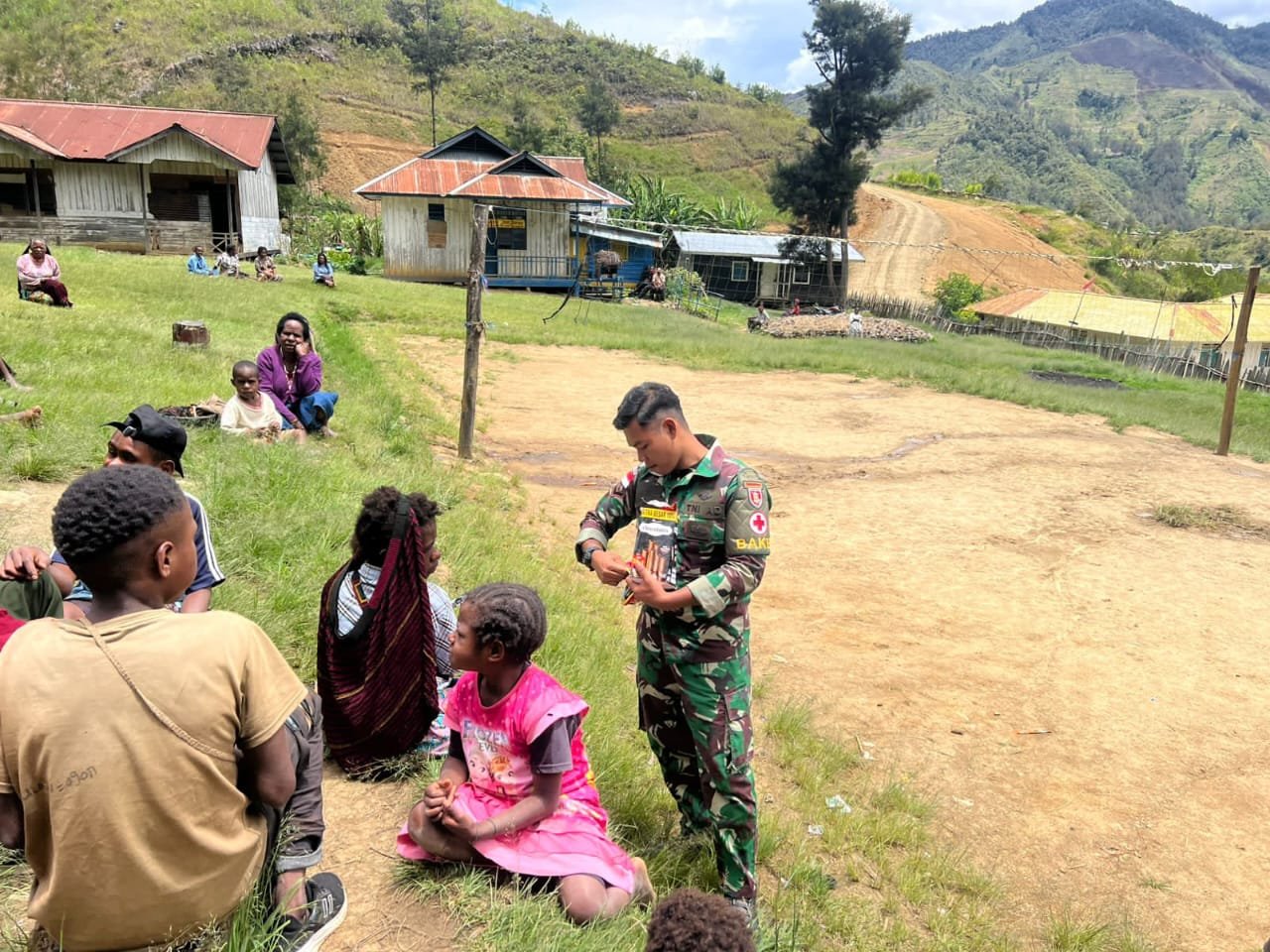 Satgas Yonif 614/RJP Bantu Ringankan Beban Masyarakat di Lanny Jaya