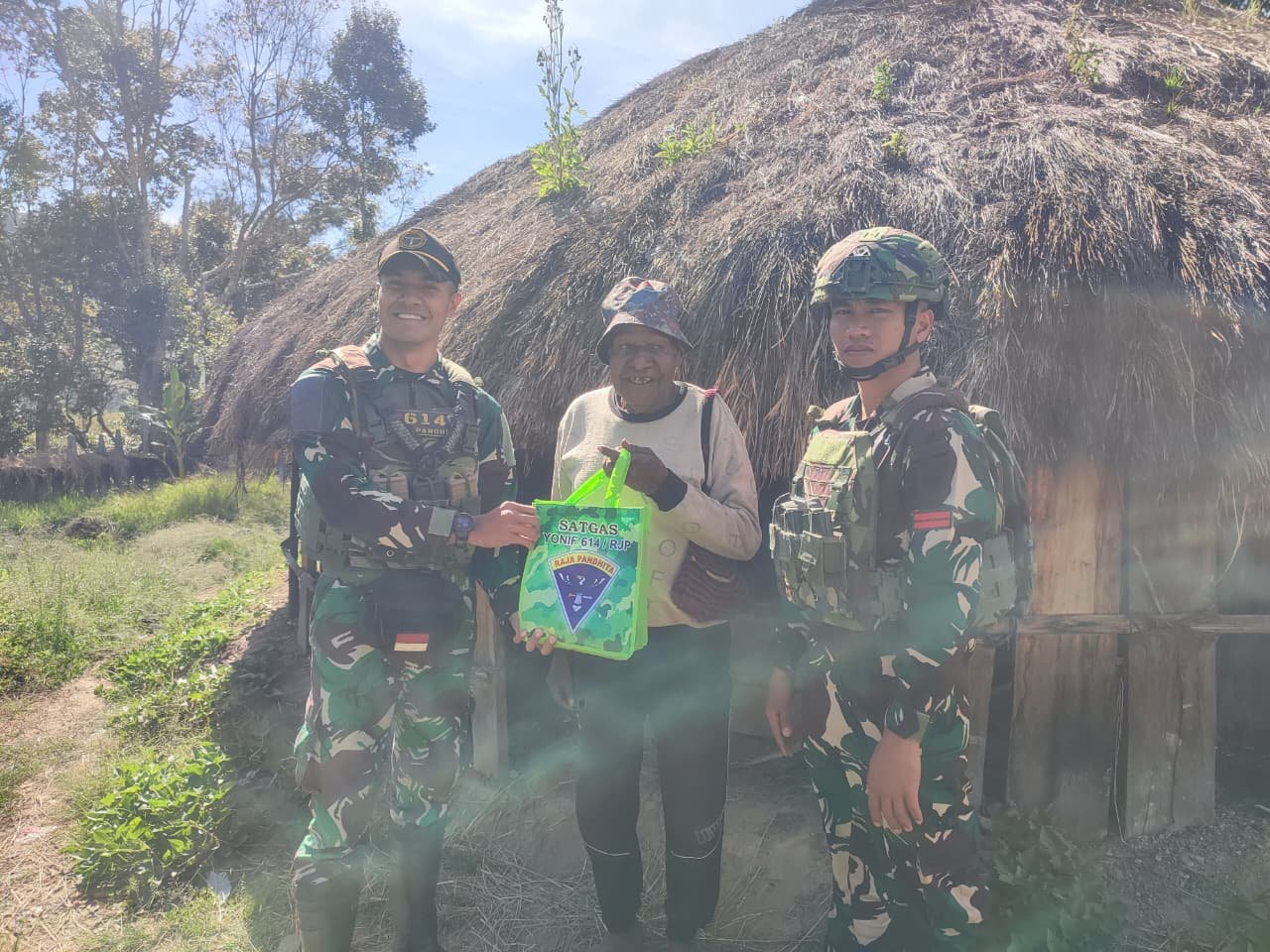 Satgas Yonif 614/RJP Berikan Bantuan Sembako kepada Warga Kampung Lowanom, Papua Pegunungan