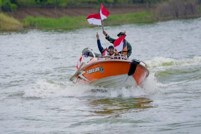 
					Satgas TMMD Kibarkan Merah Putih di Bendungan Logung, Warga Antusias