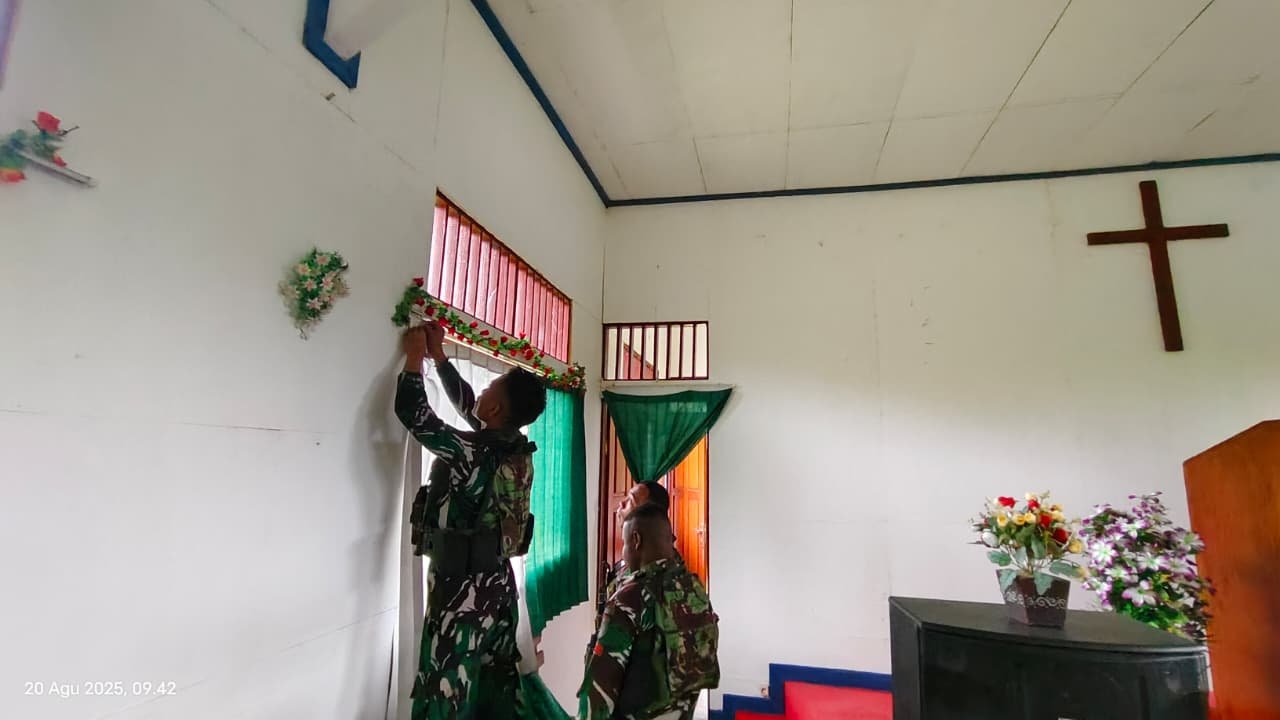 Anjangsana dan Berbagi: Satgas Yonif 614/RJP Berikan Gorden untuk Tokoh Agama di Mamberamo Raya