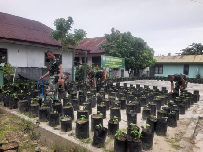 
					Serka M. Daud Pimpin Perawatan Kebun Ketahanan Pangan Makoramil 06/Teunom