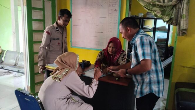 
					Warga Desa Sungai Rutas Hulu Terima BLT-DD Tahap 3 dengan Nominal Rp 900 Ribu per KK