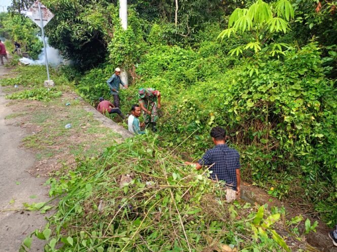 
					Babinsa Koramil 01/Jaya Pimpin Gotong Royong Bersama Warga, Bersihkan Parit Desa Lam Asan