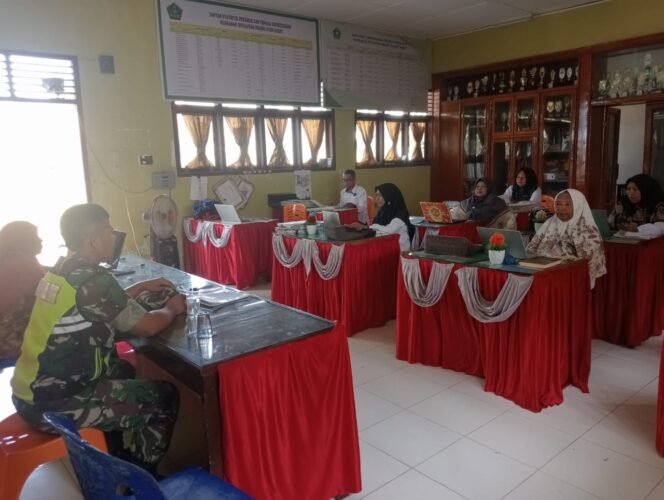 
‎Babinsa Koramil 0105-10/Woyla Barat Jalin Komunikasi dengan Guru SMA Negeri 1 Woyla Barat, Ingatkan Pentingnya Pengawasan Siswa