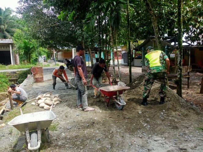 
					Aktif dan Selalu Ada untuk Warganya, Babinsa Campuran Semen dan Pasir Bersama Warga Binaannya, untuk Buat Talut Bahu Jalan