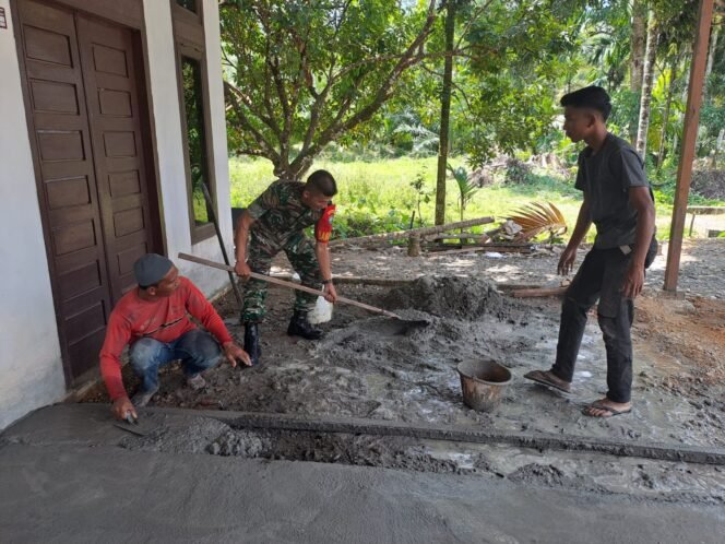 
					Bentuk Kepedulian Babinsa Koramil 11/WT Bantu Cor Lantai Rumah Warga Binaan