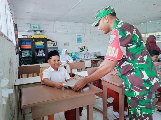 
					Babinsa Jaya Pantau Distribusi Makanan Bergizi untuk Siswa SD 2 Jaya di Desa Meunasah Weh