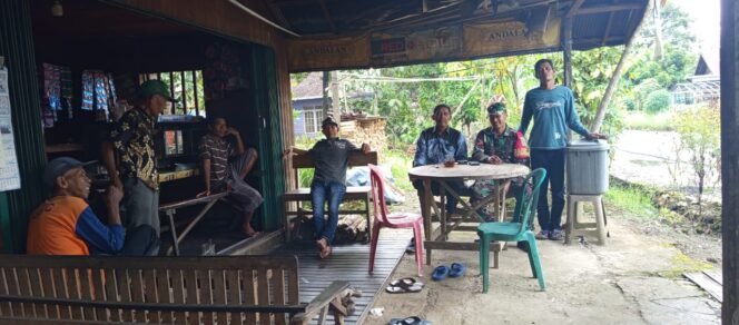 
					Babinsa Awayan Lakukan Komsos, Tingkatkan Keakraban dan Kekompakan dengan Warga