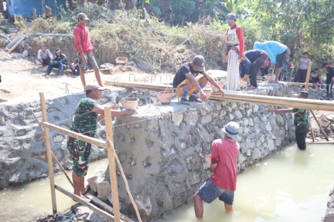 
Satgas TMMD dan Warga Kalabeso Buat “Mata Sapi” Pondasi Jembatan Limpas demi Konstruksi Kokoh