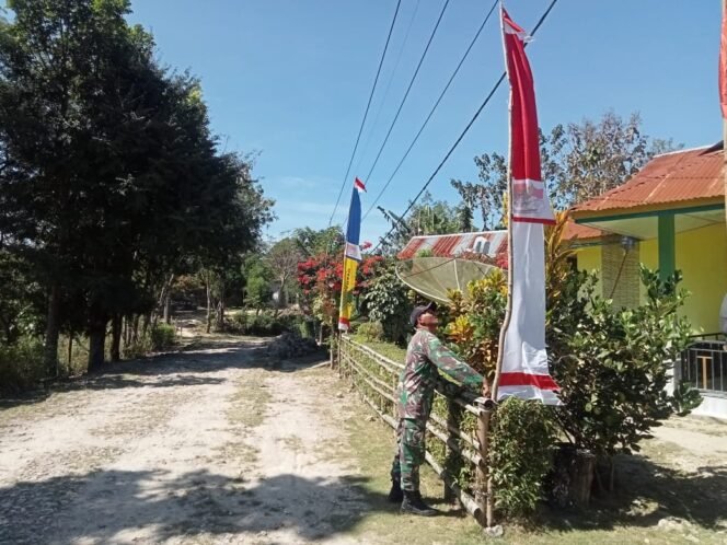 
					Sambut HUT RI Ke-80, Babinsa Koramil 01/Kota Soe Bersama Warga Pasang Bendera Merah Putih