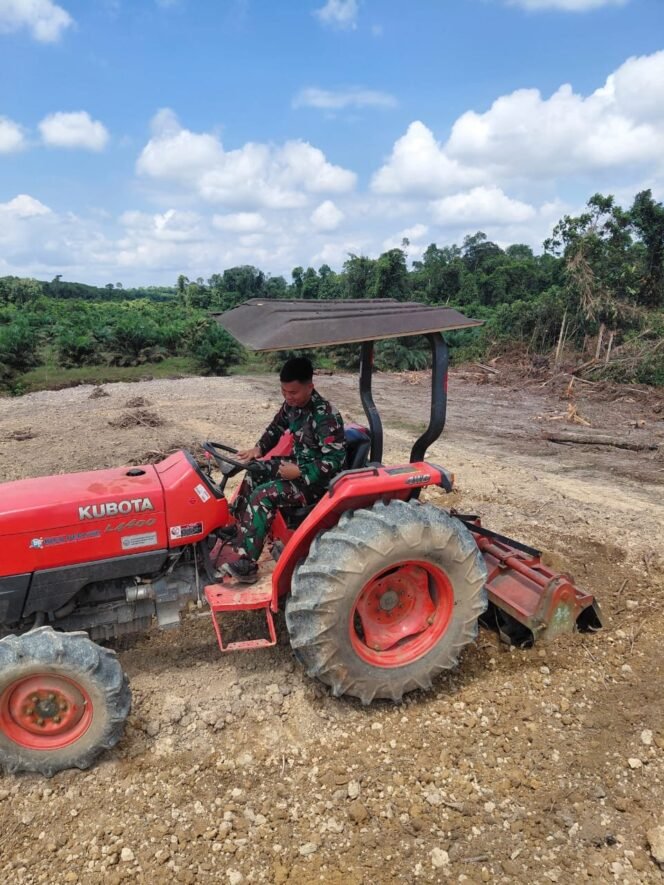 
Prajurit Dituntut Serba Bisa, Praka Deka Operasikan Traktor Dukung Hanpangan di TMMD Reguler ke-125