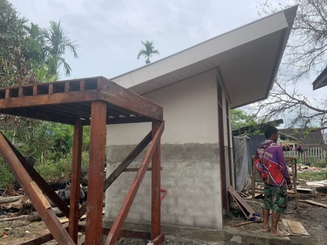 
					Satgas TMMD Kodim 1705/Nabire Percepat Pembangunan WC Rumah Pastori dengan Semangat Gotong Royong