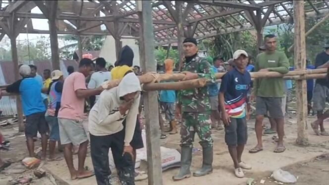 
Kuatkan Pondasi Gotong Royong, Satgas TMMD 125 Kodim 1417/Kendari Bantu Warga Geser Rumah di Asinua