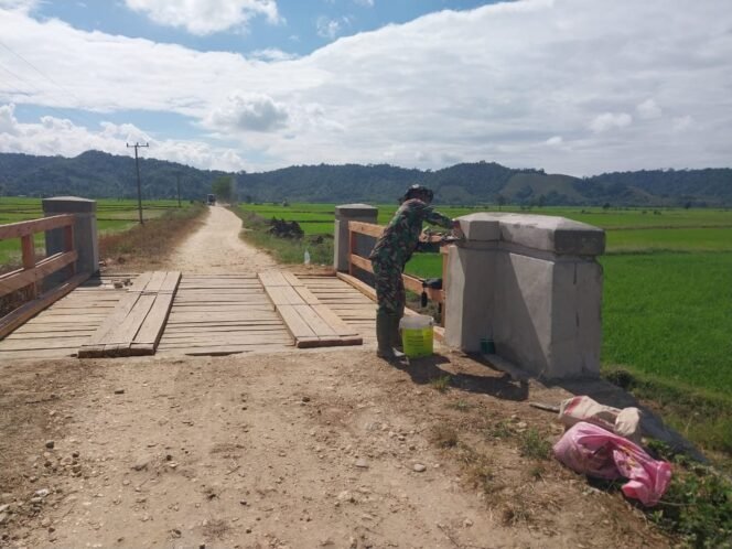 
					Perhatikan Keindahan dan Kerapihan, Satgas TMMD 125 Kodim 1417/Kendari Plamir Jembatan Demi Hasil Cat Maksimal